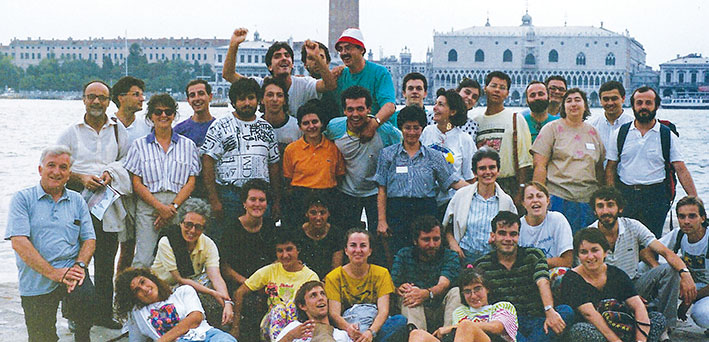 P. Mario Giavarini, a sinistra, con i giovani del primo convegno giovanile missionario nel 1990, a Zelarino, Venezia.