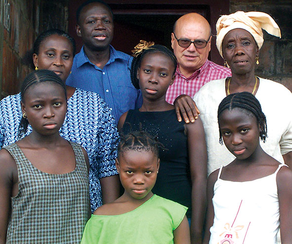 P. Gerardo Caglioni con una famiglia in Sierra Leone, dove è stato missionario.