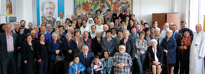 Famigliari e saveriani della Sardegna all'incontro del 18 maggio a Cagliari; in ginocchio, a destra, fratel Guglielmo Saderi.