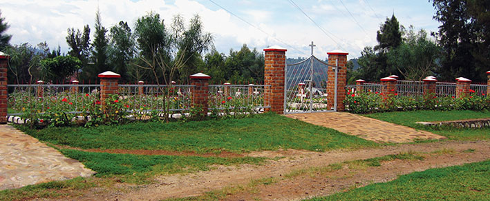 L'ingresso del cimitero di Panzi, vicino a Bukavu, in Congo RD, dove sono state sepolte le tre saveriane uccise a Kamenge (Burundi).