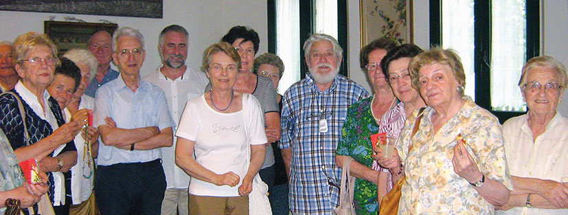P. Andrea Gamba, a sinistra con barba e camicia bianca, e il gruppo Gams di Zelarino; alla sinistra di p. Sisto, con vestito verde la mamma di p. Andrea.