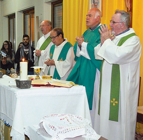 P. Ezio Marangoni, a destra, primo parroco della parrocchia ''Madonna Missionaria'' a Macomer, ha celebrato il 50° di ordinazione sacerdotale, partecipando alla celebrazione degli ''Otto dies a Sas Animas''.