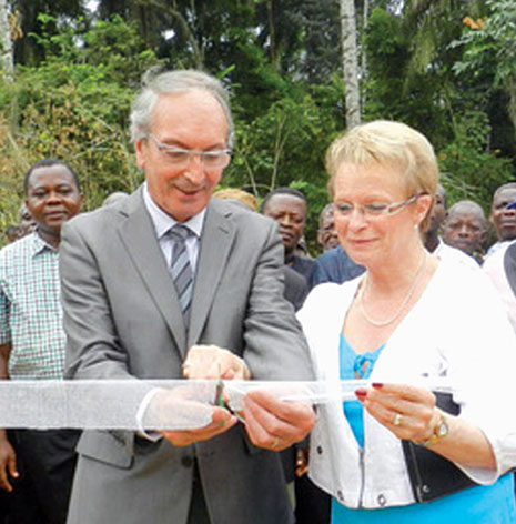 Maurice ed Edith Labaisse inaugurano un dispensario in Africa