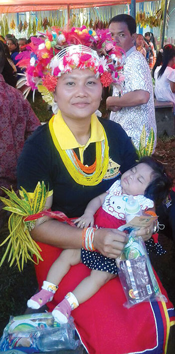 Una mamma mentawaiana con la sua bambina.