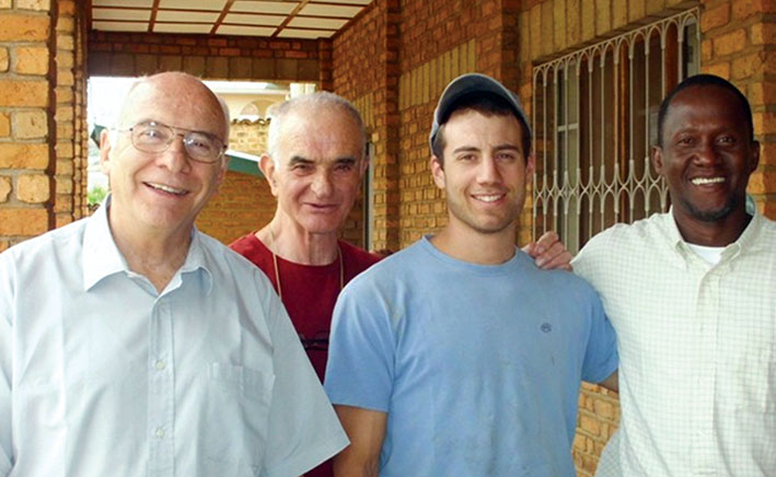 Da sinistra, p. Dovigo, Ernesto Colombo, Davide e p. Pretel a Bukavu.