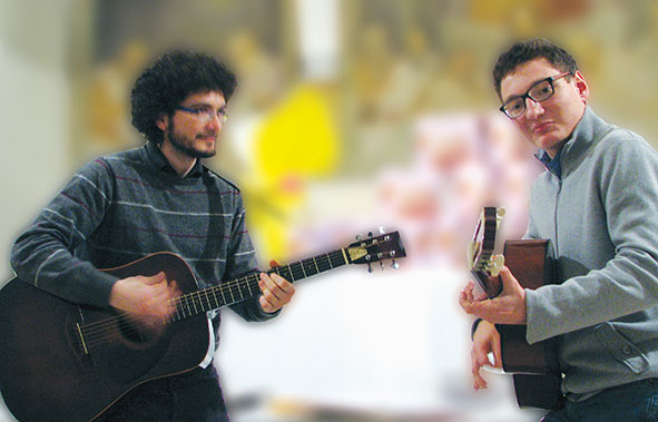 Il maestro Salvatore Leardi con l'allievo Paolo Mandelli durante il mini-concerto che ha allietato la cena per la festa di Pasqua.