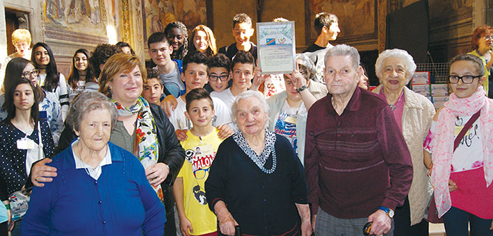 I ragazzi e gli anziani della casa di riposo ''Licini Cantù'' di Rovato.