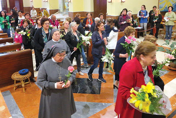 Il dono del fiore offerto alla Madonna.