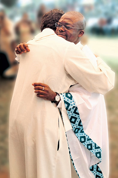 Emmanuel, appena ordinato sacerdote, abbraccia p. Faustino Turco, superiore dei saveriani in Congo.