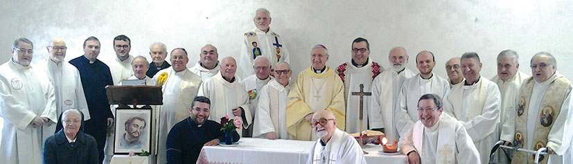 Mons. Filippo Santoro con missionari e sacerdoti che hanno partecipato alla festa di san Francesco Saverio, il 3 dicembre, dai saveriani di Lima