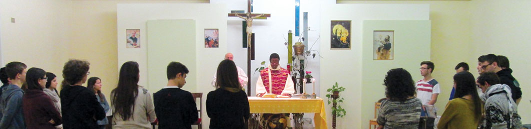 P. Benjamin durante la Celebrazione Eucaristica con i giovani di Fano in ritiro tre giorni dai saveriani di Ancona
