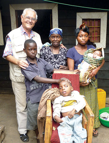 Padre Querzani con il piccolo Timoteo, Samuel, Alliance, nonna Beatrice e zia Eliana