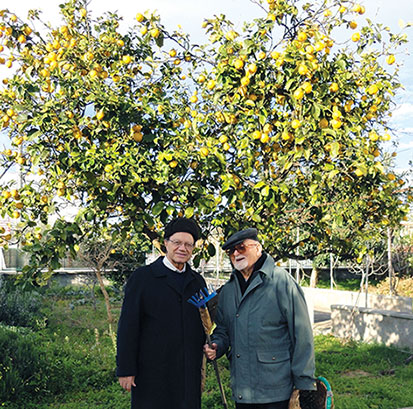 Nonno Tricheco e Foca Addomesticata sotto i limoni della casa saveriana di Taranto