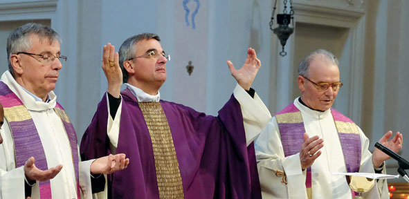 Insieme a p. Luigi Zucchinelli (a destra), nella Celebrazione Eucaristica con il vescovo a Cabbio (foto di Luigi Luisoni)