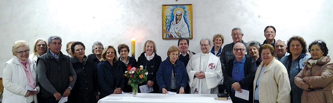 P. Stefano Coronese, sotto a destra, domenica 1° maggio ha inaugurato il mosaico Madonna della pace, insieme agli amici che sono accorsi numerosi per questo evento