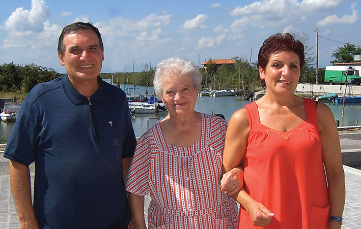 Il compianto p. Roberto Dal Forno con la mamma Maria e la sorella Gemma