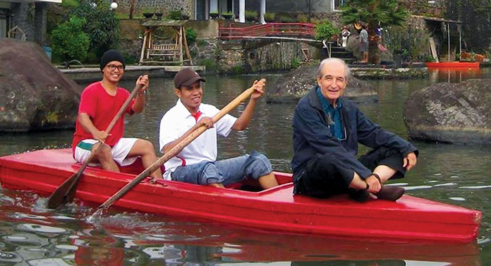 Padre Marini trasportato in canoa, in Indonesia
