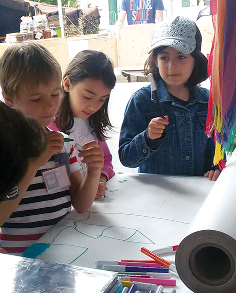 Bambini impegnati a scrivere e disegnare cos'è la pace secondo loro...