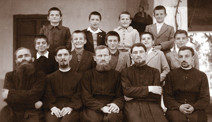 Anno 1946-47: i primi apostolini con i primi saveriani arrivati a Udine; da sinistra: p. Davide Zamparo, p. Abdon Fantelli, p. Ulisse Benetti (rettore), p. Tiberio Munari e p. Marino Rigon (prefetto)