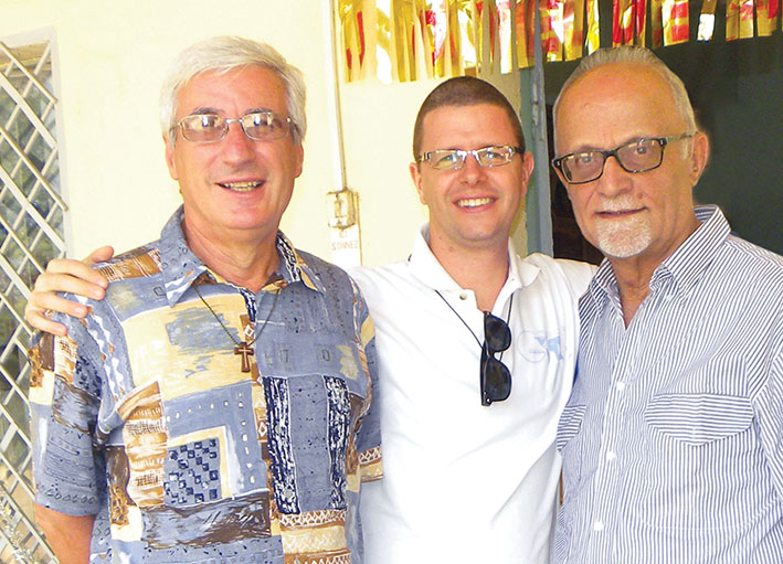 P. Carlo Salvadori tra p. Armando Coletto e p. Giovanni Montesi, in Camerun