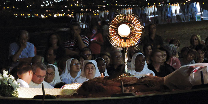 Il ''Corpo di Cristo'', esposto nell'ostensorio e collocato su una barca per l'Adorazione Eucaristica a Gallico Marina
