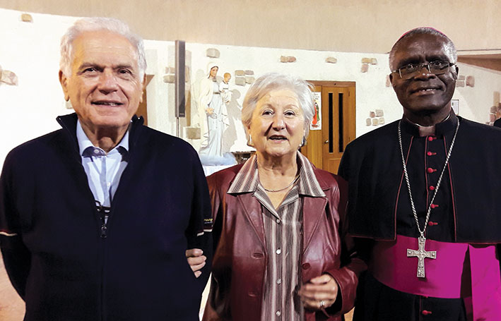 I coniugi Giuliana Bucci e Alvaro Tomassetti nel loro 50° di matrimonio, con il vescovo burundese mons. Joachim