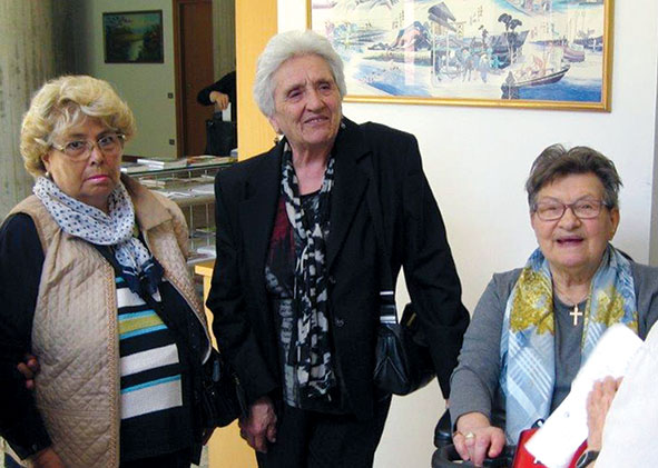 La signora Piera, a destra, testimone della