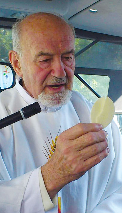 P. Franco Bertazza, guida spirituale dei pellegrini, metnre presiede la Messa in pullman