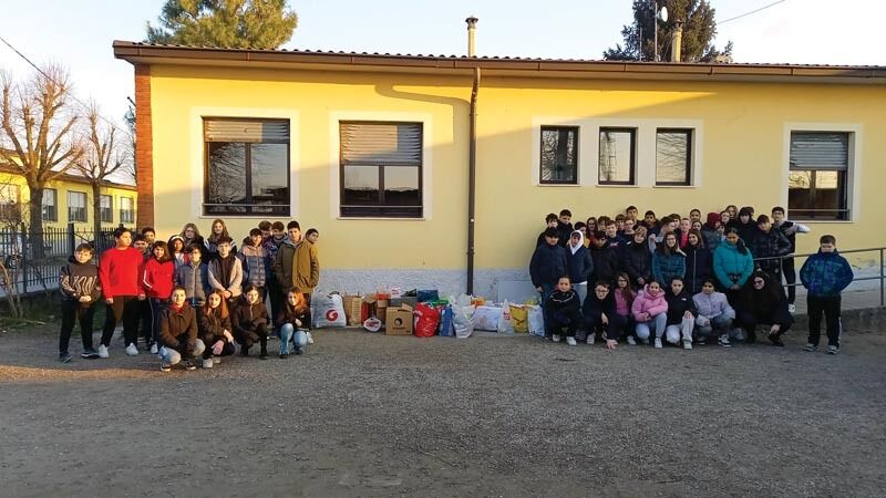 cr I ragazzi della scuola secondaria di Grumello con la raccolta di generi alimentari per la Turchia