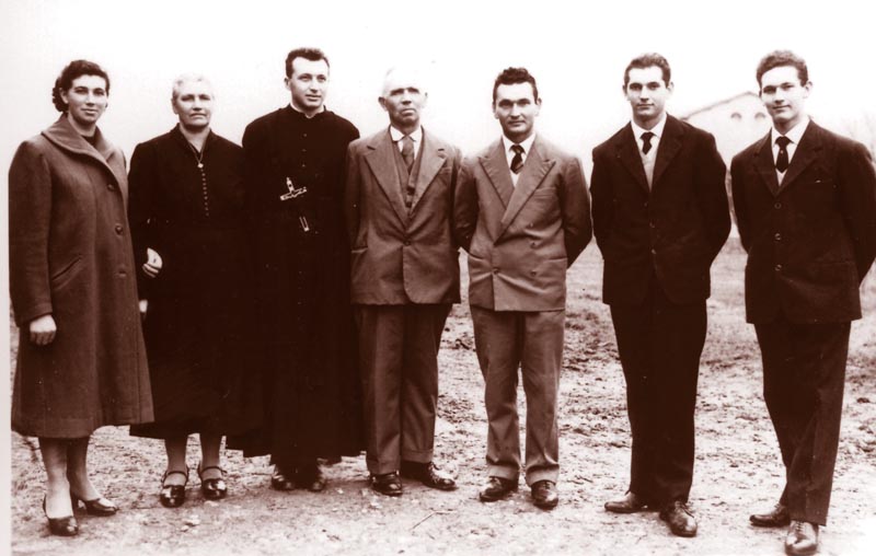 Fratel Vittorio Faccin con i genitori, i tre fratelli e la sorella, a casa.