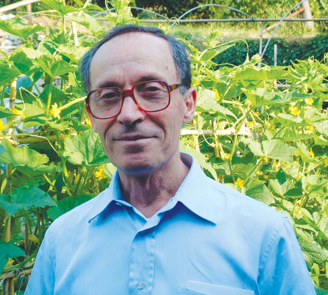 P. Daniele Cambielli, missionario in Indonesia, prima alle Mentawai e poi formatore al prenoviziato di Jakarta, in visita a Brescia, nell'orticello saveriano, sullo sfondo dei cetrioli.Foto Storgato, 22 luglio 2004