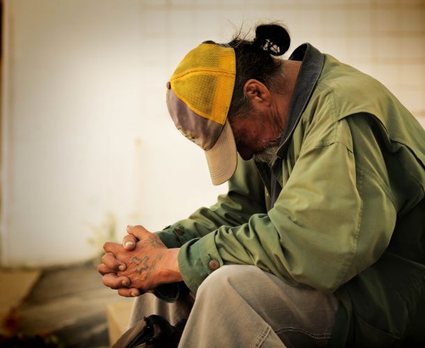 IL POVERO ACCANTO NON &Egrave; UN&rsquo;OMBRA!