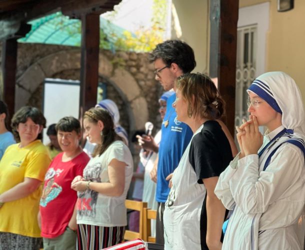 Dove la Gioia Incontra la Povert&agrave;: Testimonianze dal Cuore delle Missionarie della Carit&agrave;