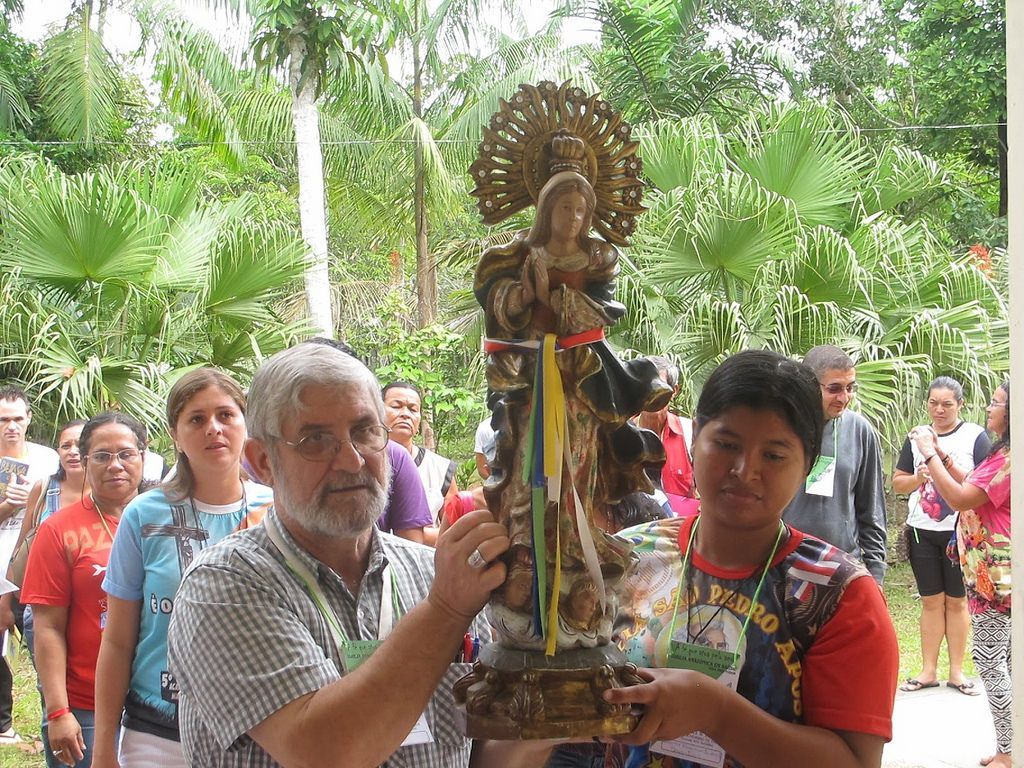 Don Adolfo Zon (sx), Amazzonia: Canti liturgici in lingua Ticuna